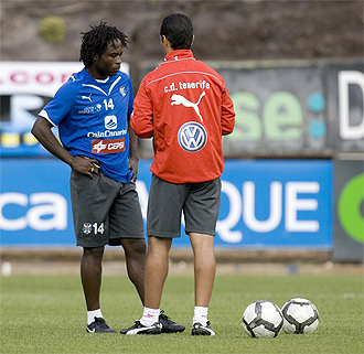 Kome habla con Oltra en un entrenamiento del Tenerife.