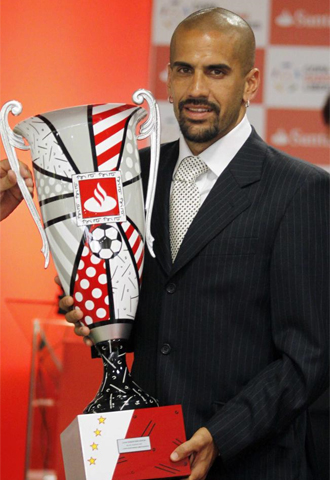 Vern posa con el trofeo de MVP de la Libertadores.