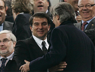 Moratti saluda a Laporta en el palco azulgrana