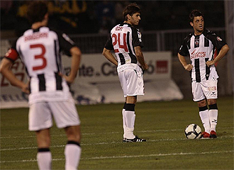 Varios jugadores del Castelln, tras encajar un gol.