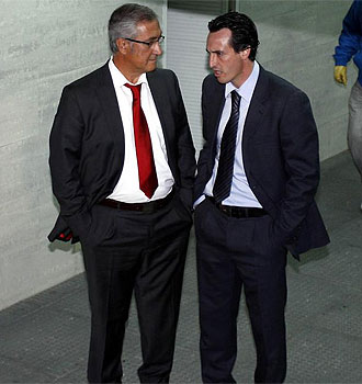 Manzano habla con Emery en Mestalla.