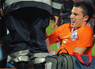 Van Persie es atendido al caer lesionado con Holanda.