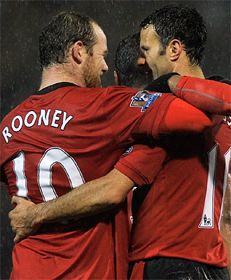 Rooney y Giggs celebran un gol ante el Portsmouth.