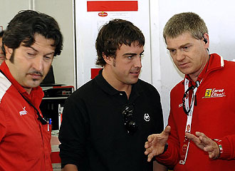Alonso escucha a un ingeniero de Ferrari en Cheste