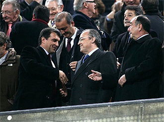 Joan Laporta se saluda con Florentino Prez en el palco del Camp Nou.
