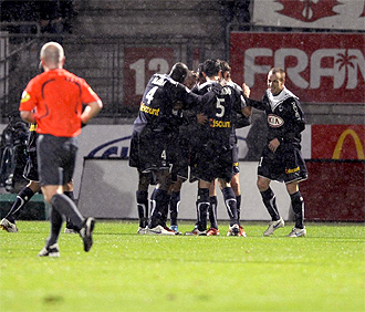 Los jugadores del Girondins celebran uno de los goles ante el Nancy