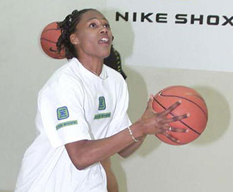 Marion Jones jugando a baloncesto en 2001