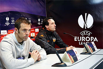 Carlos Marchena junto a Emery en la rueda de prensa previa al partido ante el Lille