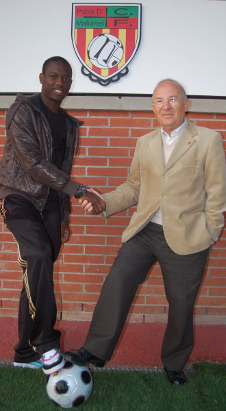 En la foto aparecen Etienne y el Presidente del CF Pobla de Mafumet Josep Mir.