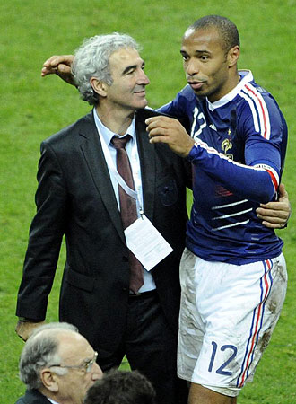 El seleecionador Raymond Domenech celebra con Thierry Henry la clasificacin de Francia para el Mundial de Sudfrica'2010 tras la mano del delantero azulgrana que facilit el gol de Gallas