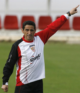 Manolo Jimnez, durante un entrenamiento del Sevilla.