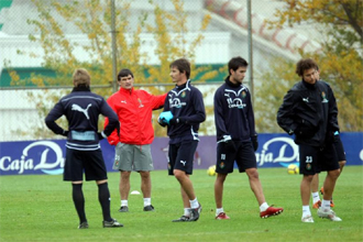 Mendilibar da isntrucciones a sus jugadores durante un entrenamiento.