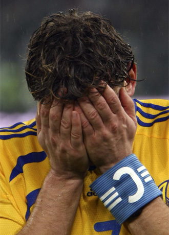 Shevchenko se lamenta tras la eliminacin de Ucrania del Mundial 2010.