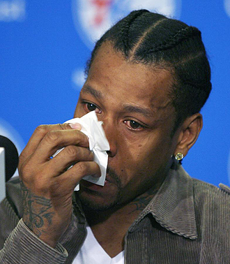 Allen Iverson llorando durante su presentacin con los Sixers