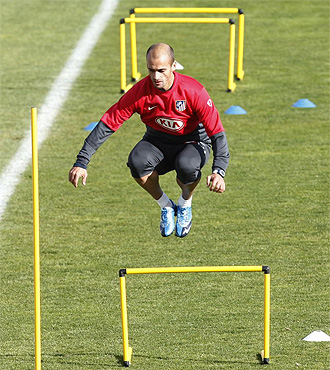 Pernía hace un ejercicio en un entrenamiento del Atlético.