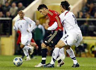 Villa controla el baln en presencia del chileno Ponce durante el amistoso disputado en El Madrigal.