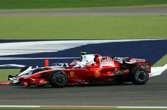 Robert Kubica es adelantado por Kimi Raikkonen en el circuito de Bahrein.