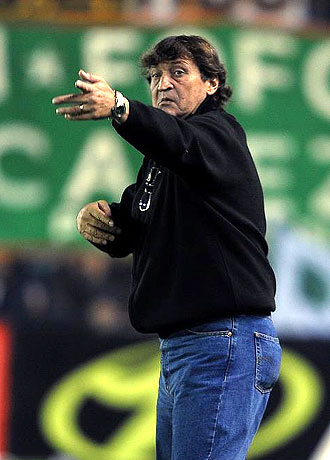 Julio Cesar Falcioni, el entrenador de Banfield, gesticula durante un partido del equipo argentino