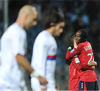 El Lille celebra un gol, el Lyon, abatido
