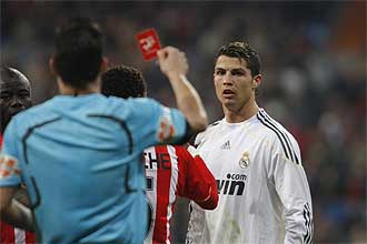 Estrada Fernndez muestra la tarjeta roja a Cristiano Ronaldo