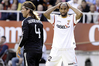 Frederic Kanout y Sergio Ramos, durante el partido que el Sevilla y el Real Madrid jugaron la temporada pasada en el Pizjun