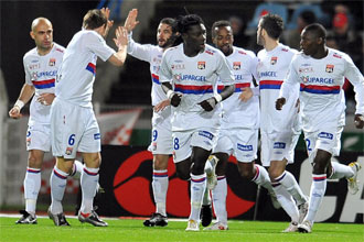 Los jugadores del Lyon celebran un gol en la liga francesa.