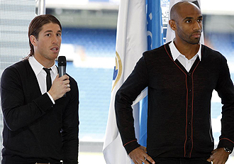 Sergio Ramos y Kanout durante la presentacin del partido
