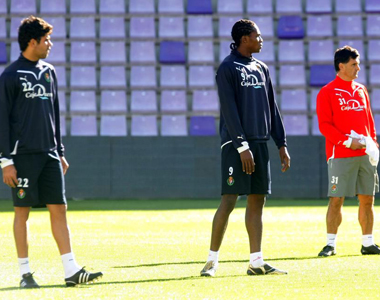 Diego Costa, Manucho y Mendilbar, durante un entrenamiento del Valladolid.