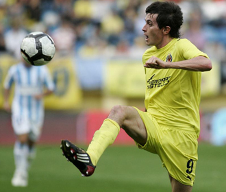 Llorente controla un baln durante un partido con el Villarreal.