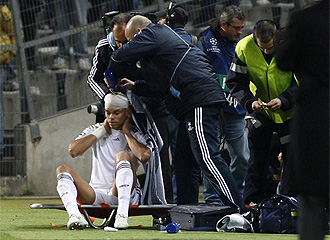 Pepe es atendido por los mdicos del Real Madrid