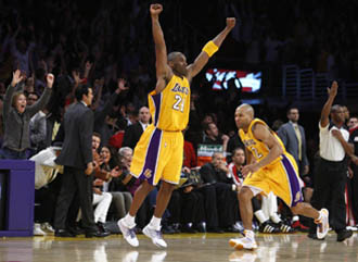 Kobe Bryant celebra una victoria