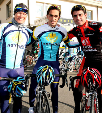 Alexander Vinokourov, Alberto Contador y scar Pereiro posan en Pisa