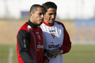 Adriano junto a Manolo Jim�nez durante un entrenamiento.