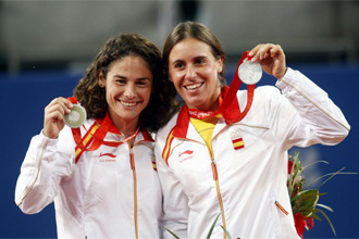 Anabel Medina y Virginia Ruano lucen sus medallas conseguidas en dobles en los Juegos de Pekn.