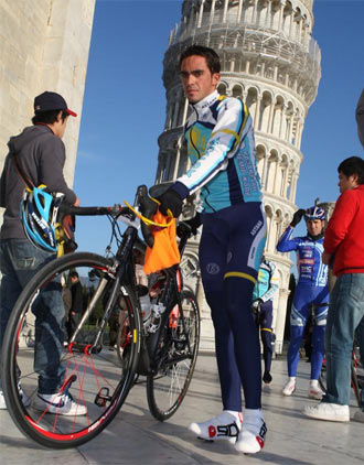 Contador con su bici en Pisa, Italia