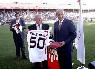 Ruiz Sosa junto a Del Nido, en el homenaje a los que jugaron el primer encuentro en el Pizjun, durante el cincuentenario del estadio