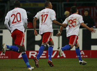 Demel, Boateng y Torun celebran uno de los goles del Hamburgo ante el Hannover