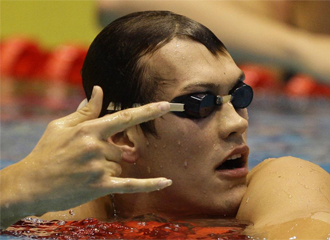 El nadador ruso Arkady Vyatchanin celebra un triunfo