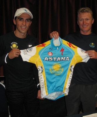 Contador y Vinokourov posan con el nuevo maillot del equipo Astana.