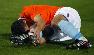 Van Persie se duele en el momento en que se produjo su lesin con Holanda.