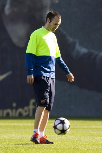 Iniesta, en un entrenamiento del Barcelona.
