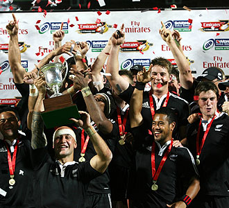 Los jugadores de Nueva Zelanda celebran en el podio de George (Sudfrica) el segundo triunfo consecutivo en las Series Mundiales