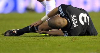 Pepe se duele sobre el csped de Mestalla instantes despus de su grave lesin de rodilla.