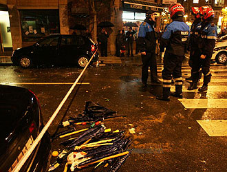 Policías municipales custodian un auténtico arsenal que les fue intervenido a ultras de los dos equipos