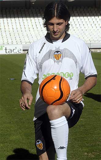 El 'Chori' Domnguez da sus primeros toques al baln como jugador del Valencia.