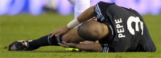 Pepe se duele de su rodilla tras caer lesionado en Mestalla.