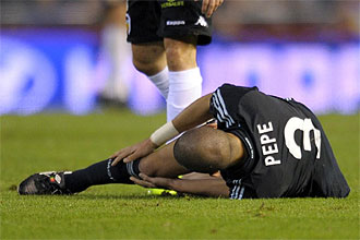 Pepe se duele el pasado sbado de su grave lesin sobre el csped de Mestalla.
