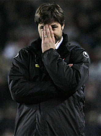 Pochettino se lamenta durante el partido ante el Barça