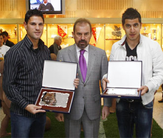 Albín y Gavilán posan con sus placas junto a Ángel Torres.
