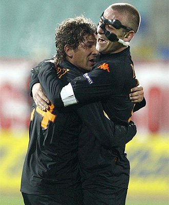 Alessio Ceri celebra uno de sus goles con la Roma con su compaero De Rossi